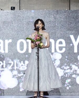Chen Yan-Fei Instagram - Busan ACA & G.OTT Awards✨

能夠跟大家一起站在這裡好像一場夢☁️
無法言喻的雀躍與激動，在釜山的那幾天心情就像雲霄飛車，直到最後一刻到站了才慢慢反應過來。

非常感謝《人選之人-造浪者》 @thewavemakers.official 帶領我一起前往亞洲內容大獎。

謝謝亞洲內容大獎的肯定，入圍女配角已經驚喜萬分，可以拿到年度新星獎直到此刻還是覺得好不可思議！🥹🏆💗

謝謝一直以來在我身邊的工作夥伴們！
謝謝 @welldonefilm 你們像家人般的存在與陪伴和包容🫶🏻
謝謝我親愛的造型團隊讓我自在又閃亮的上台♡

Makeup&Hair @backstage_aga @backstage__makeup 
Stylist @ting_ting_huei @emayuyun @zestylingstudio 
Wardrobe @baitangwedding @baitangcollection 
@renecaovilla.tw 
@apmmonaco

#ACA2023 
#ACAGOTT
#asiacontentsawardsglobalottawards