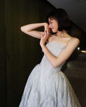 Chen Yan-Fei Instagram - Busan ACA & G.OTT Awards✨

能夠跟大家一起站在這裡好像一場夢☁️
無法言喻的雀躍與激動，在釜山的那幾天心情就像雲霄飛車，直到最後一刻到站了才慢慢反應過來。

非常感謝《人選之人-造浪者》 @thewavemakers.official 帶領我一起前往亞洲內容大獎。

謝謝亞洲內容大獎的肯定，入圍女配角已經驚喜萬分，可以拿到年度新星獎直到此刻還是覺得好不可思議！🥹🏆💗

謝謝一直以來在我身邊的工作夥伴們！
謝謝 @welldonefilm 你們像家人般的存在與陪伴和包容🫶🏻
謝謝我親愛的造型團隊讓我自在又閃亮的上台♡

Makeup&Hair @backstage_aga @backstage__makeup 
Stylist @ting_ting_huei @emayuyun @zestylingstudio 
Wardrobe @baitangwedding @baitangcollection 
@renecaovilla.tw 
@apmmonaco

#ACA2023 
#ACAGOTT
#asiacontentsawardsglobalottawards