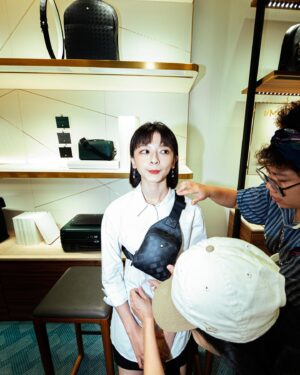 Chen Yan-Fei Instagram - 💗
近的工作花絮
與愛的團隊一起工作很浪漫
開心就對攝影師調皮搗蛋的姸
與好久不見的大前輩-柯導 耶！