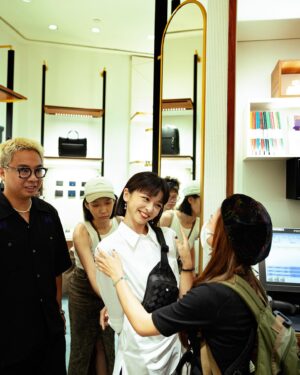 Chen Yan-Fei Instagram - 💗
近的工作花絮
與愛的團隊一起工作很浪漫
開心就對攝影師調皮搗蛋的姸
與好久不見的大前輩-柯導 耶！