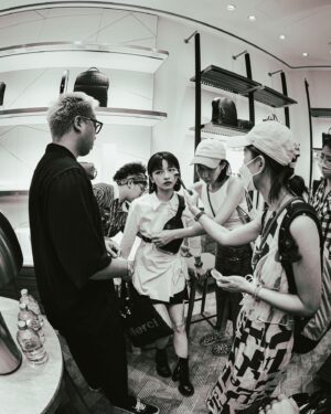 Chen Yan-Fei Instagram - 💗
近的工作花絮
與愛的團隊一起工作很浪漫
開心就對攝影師調皮搗蛋的姸
與好久不見的大前輩-柯導 耶！