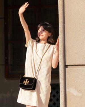 Chen Yan-Fei Instagram - ☀️
冬天的暖陽♡

@toryburch 
#toryburch #toryburchholidaycollection