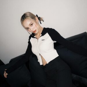 Chen Yi Xin Instagram - 週 六 快 樂 ¨̮ ᴴᴬᵛᴱ ᴬ ᴳᴼᴼᴰ ᵀᴵᴹᴱ દ ᵕ̈ ૩
 

💇🏼‍♀️ @_ivy_light 💄 @st2102 
👂🏻 @viviennewestwoodtaiwan 
All @nabia.cc
