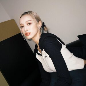 Chen Yi Xin Instagram - 週 六 快 樂 ¨̮ ᴴᴬᵛᴱ ᴬ ᴳᴼᴼᴰ ᵀᴵᴹᴱ દ ᵕ̈ ૩
 

💇🏼‍♀️ @_ivy_light 💄 @st2102 
👂🏻 @viviennewestwoodtaiwan 
All @nabia.cc