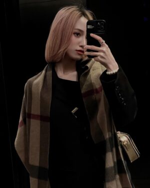 Chen Yi Xin Instagram - ：
一串照片裡頭參雜了各種情緒⋆ᶿ̵᷄ ˒̼ ᶿ̵᷅⋆

-
前陣子有粉絲突然問我 怎麼最近這麼少看到我發文跟動態
其實打開看相簿我紀錄下了好多東西⏳
太專注於當下 就算記錄下來也忘記分享了
計劃剪日常VLOG短片記錄下來每一天的生活 
結果每次拍完剪一半就好累😂然後就躺在草稿區⋯

-
還說你們會想看我日常工作vlog 有多邋遢

啊我染了新髮色 ✌︎˶╹ꇴ╹˶