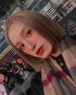 Chen Yi Xin Instagram - ：
一串照片裡頭參雜了各種情緒⋆ᶿ̵᷄ ˒̼ ᶿ̵᷅⋆

-
前陣子有粉絲突然問我 怎麼最近這麼少看到我發文跟動態
其實打開看相簿我紀錄下了好多東西⏳
太專注於當下 就算記錄下來也忘記分享了
計劃剪日常VLOG短片記錄下來每一天的生活 
結果每次拍完剪一半就好累😂然後就躺在草稿區⋯

-
還說你們會想看我日常工作vlog 有多邋遢

啊我染了新髮色 ✌︎˶╹ꇴ╹˶
