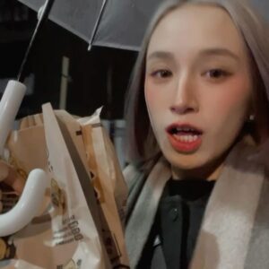 Chen Yi Xin Instagram - ：
一串照片裡頭參雜了各種情緒⋆ᶿ̵᷄ ˒̼ ᶿ̵᷅⋆

-
前陣子有粉絲突然問我 怎麼最近這麼少看到我發文跟動態
其實打開看相簿我紀錄下了好多東西⏳
太專注於當下 就算記錄下來也忘記分享了
計劃剪日常VLOG短片記錄下來每一天的生活 
結果每次拍完剪一半就好累😂然後就躺在草稿區⋯

-
還說你們會想看我日常工作vlog 有多邋遢

啊我染了新髮色 ✌︎˶╹ꇴ╹˶
