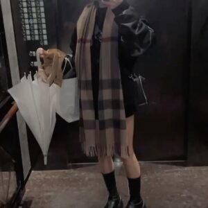 Chen Yi Xin Instagram - ：
一串照片裡頭參雜了各種情緒⋆ᶿ̵᷄ ˒̼ ᶿ̵᷅⋆

-
前陣子有粉絲突然問我 怎麼最近這麼少看到我發文跟動態
其實打開看相簿我紀錄下了好多東西⏳
太專注於當下 就算記錄下來也忘記分享了
計劃剪日常VLOG短片記錄下來每一天的生活 
結果每次拍完剪一半就好累😂然後就躺在草稿區⋯

-
還說你們會想看我日常工作vlog 有多邋遢

啊我染了新髮色 ✌︎˶╹ꇴ╹˶