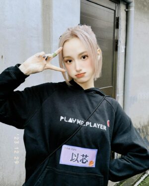 Chen Yi Xin Instagram - 開心黑隊🖤🦭🕷️

-
中指有細菌人保護