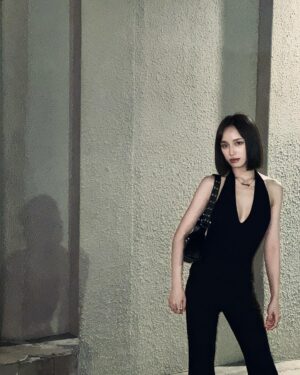 Chen Yi Xin Instagram - How to be a cool girl tips: just put hands in the pocket ( ⁼̴̀ .̫ ⁼̴ )✧

@herchofficial