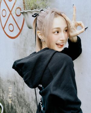Chen Yi Xin Instagram - 開心黑隊🖤🦭🕷️

-
中指有細菌人保護