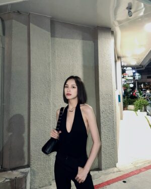Chen Yi Xin Instagram - How to be a cool girl tips: just put hands in the pocket ( ⁼̴̀ .̫ ⁼̴ )✧

@herchofficial