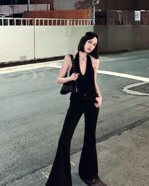 Chen Yi Xin Instagram - How to be a cool girl tips: just put hands in the pocket ( ⁼̴̀ .̫ ⁼̴ )✧

@herchofficial