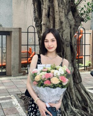 Chen Yi Xin Instagram - 今天是花仙子💐

極度不捨染深的我 
竟然被 @kino_hair 特調給說服了！！
這顏色太質感 瘋狂欣賞自己ദ്ദി ˉ͈̀꒳ˉ͈́ )✧