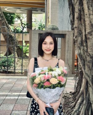 Chen Yi Xin Instagram - 今天是花仙子💐

極度不捨染深的我 
竟然被 @kino_hair 特調給說服了！！
這顏色太質感 瘋狂欣賞自己ദ്ദി ˉ͈̀꒳ˉ͈́ )✧