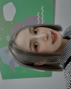 Chen Yi Xin Instagram - 3月🔚不小心染了超～～滿意髮色
出自 @kino_hair 重來不會失望 
染完一個月到現在褪色還超美
kino在這些日子還把我髮質照顧到100分😭

4月👋🏻
徹底染黑前 要夏天了請給我下一個髮色建議౿•͈

不小心從S人變成XS人⋯