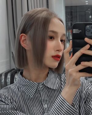 Chen Yi Xin Instagram - 3月🔚不小心染了超～～滿意髮色
出自 @kino_hair 重來不會失望 
染完一個月到現在褪色還超美
kino在這些日子還把我髮質照顧到100分😭

4月👋🏻
徹底染黑前 要夏天了請給我下一個髮色建議౿•͈

不小心從S人變成XS人⋯