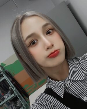 Chen Yi Xin Instagram - 3月🔚不小心染了超～～滿意髮色
出自 @kino_hair 重來不會失望 
染完一個月到現在褪色還超美
kino在這些日子還把我髮質照顧到100分😭

4月👋🏻
徹底染黑前 要夏天了請給我下一個髮色建議౿•͈

不小心從S人變成XS人⋯