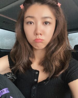 Cherry Ngan Instagram - 我被困了🤣
這肯定是我人生中最難忘的殺青了🤣

#香港 #黑雨
#山泥傾瀉
#第一次在香港有家歸不得
#村民說要等下完雨才能清理山泥🥺
#我們這幾晚是不是要住在這了😂