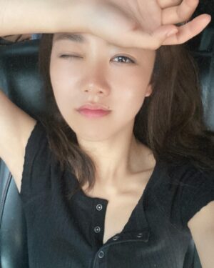 Cherry Ngan Instagram - 我被困了🤣
這肯定是我人生中最難忘的殺青了🤣

#香港 #黑雨
#山泥傾瀉
#第一次在香港有家歸不得
#村民說要等下完雨才能清理山泥🥺
#我們這幾晚是不是要住在這了😂