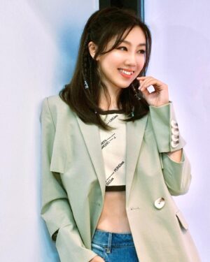 Cherry Ngan Instagram - 「分析？推理？思考？⋯⋯沒時間了，憑感覺吧！」

感恩今年生日，在舞台劇排練中度過。
祝大家平安，長樂！要來看舞台劇哦！☺️❤️

hair @hugopoon.hairstylist 
makeup @vinciwinki.winki 
outfit @portspure