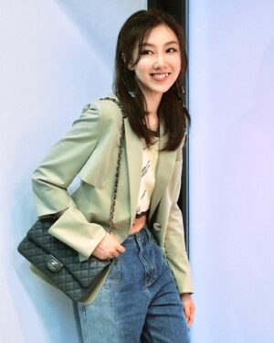 Cherry Ngan Instagram - 「分析？推理？思考？⋯⋯沒時間了，憑感覺吧！」

感恩今年生日，在舞台劇排練中度過。
祝大家平安，長樂！要來看舞台劇哦！☺️❤️

hair @hugopoon.hairstylist 
makeup @vinciwinki.winki 
outfit @portspure