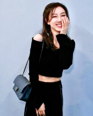 Cherry Ngan Instagram - 「分析？推理？思考？⋯⋯沒時間了，憑感覺吧！」

感恩今年生日，在舞台劇排練中度過。
祝大家平安，長樂！要來看舞台劇哦！☺️❤️

hair @hugopoon.hairstylist 
makeup @vinciwinki.winki 
outfit @portspure