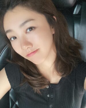 Cherry Ngan Instagram - 我被困了🤣
這肯定是我人生中最難忘的殺青了🤣

#香港 #黑雨
#山泥傾瀉
#第一次在香港有家歸不得
#村民說要等下完雨才能清理山泥🥺
#我們這幾晚是不是要住在這了😂