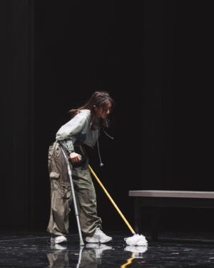 Cherry Ngan Instagram - 主演公演的舞台劇，我的第一次。

Jackie——外剛內柔，讓人心疼，卻永遠在心疼別人的深情女孩。

沒想到《狂舞派》拐杖舞會真實發生，但那段舞確確實實是我自己爭取創作的。那代表Jackie的堅持與自我實現，也是我對Jackie的堅持和實現。雖然越後期我的膝傷有加劇，以致動作一直改動，但我希望在膝傷的情況下依然讓Jackie達到，甚至超越她本來的力度與幅度——希望大家有感受得到。

受傷後也想到給Jackie一句首尾呼應的「我會喺度，直到我等到你為止」。行動不便，那就以言語表達她對FEEL的詮釋——重新單純地相信愛，單純地愛自己；也是在echo與許樂初見面時，他跪下說的那句：「我會跪喺度，直到你應承我為止」，雖然當時他只是半玩半追另一位女孩。

感謝這次機會，讓我與導演、許樂、Cherie、Ricky/老闆與所有台前幕後一同尋找了很多好玩的可能；也因這次經驗，我深刻體會到，一名演員，真的就如運動員一樣，身心都要異常強大，才能背負不為人知的傷患與壓力，每日哭過後繼續調整心態，專注應對高強度演出。

用了好些天，身體狀況大致恢復過來，膝傷仍在努力康復中，身心仍在調整中。完show第四天依然會回想Jackie的更多可能。希望入場看過《百分百感覺2024》的觀眾，會喜歡這次卓靈與團隊努力帶來的Jackie。

#百分百感覺2024 #Jackie