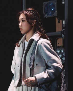 Cherry Ngan Instagram - 主演公演的舞台劇，我的第一次。

Jackie——外剛內柔，讓人心疼，卻永遠在心疼別人的深情女孩。

沒想到《狂舞派》拐杖舞會真實發生，但那段舞確確實實是我自己爭取創作的。那代表Jackie的堅持與自我實現，也是我對Jackie的堅持和實現。雖然越後期我的膝傷有加劇，以致動作一直改動，但我希望在膝傷的情況下依然讓Jackie達到，甚至超越她本來的力度與幅度——希望大家有感受得到。

受傷後也想到給Jackie一句首尾呼應的「我會喺度，直到我等到你為止」。行動不便，那就以言語表達她對FEEL的詮釋——重新單純地相信愛，單純地愛自己；也是在echo與許樂初見面時，他跪下說的那句：「我會跪喺度，直到你應承我為止」，雖然當時他只是半玩半追另一位女孩。

感謝這次機會，讓我與導演、許樂、Cherie、Ricky/老闆與所有台前幕後一同尋找了很多好玩的可能；也因這次經驗，我深刻體會到，一名演員，真的就如運動員一樣，身心都要異常強大，才能背負不為人知的傷患與壓力，每日哭過後繼續調整心態，專注應對高強度演出。

用了好些天，身體狀況大致恢復過來，膝傷仍在努力康復中，身心仍在調整中。完show第四天依然會回想Jackie的更多可能。希望入場看過《百分百感覺2024》的觀眾，會喜歡這次卓靈與團隊努力帶來的Jackie。

#百分百感覺2024 #Jackie