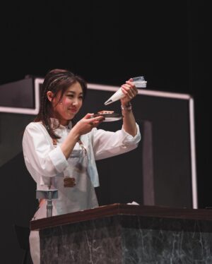 Cherry Ngan Instagram - 主演公演的舞台劇，我的第一次。

Jackie——外剛內柔，讓人心疼，卻永遠在心疼別人的深情女孩。

沒想到《狂舞派》拐杖舞會真實發生，但那段舞確確實實是我自己爭取創作的。那代表Jackie的堅持與自我實現，也是我對Jackie的堅持和實現。雖然越後期我的膝傷有加劇，以致動作一直改動，但我希望在膝傷的情況下依然讓Jackie達到，甚至超越她本來的力度與幅度——希望大家有感受得到。

受傷後也想到給Jackie一句首尾呼應的「我會喺度，直到我等到你為止」。行動不便，那就以言語表達她對FEEL的詮釋——重新單純地相信愛，單純地愛自己；也是在echo與許樂初見面時，他跪下說的那句：「我會跪喺度，直到你應承我為止」，雖然當時他只是半玩半追另一位女孩。

感謝這次機會，讓我與導演、許樂、Cherie、Ricky/老闆與所有台前幕後一同尋找了很多好玩的可能；也因這次經驗，我深刻體會到，一名演員，真的就如運動員一樣，身心都要異常強大，才能背負不為人知的傷患與壓力，每日哭過後繼續調整心態，專注應對高強度演出。

用了好些天，身體狀況大致恢復過來，膝傷仍在努力康復中，身心仍在調整中。完show第四天依然會回想Jackie的更多可能。希望入場看過《百分百感覺2024》的觀眾，會喜歡這次卓靈與團隊努力帶來的Jackie。

#百分百感覺2024 #Jackie