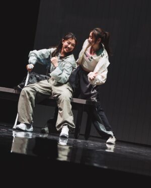 Cherry Ngan Instagram - 主演公演的舞台劇，我的第一次。

Jackie——外剛內柔，讓人心疼，卻永遠在心疼別人的深情女孩。

沒想到《狂舞派》拐杖舞會真實發生，但那段舞確確實實是我自己爭取創作的。那代表Jackie的堅持與自我實現，也是我對Jackie的堅持和實現。雖然越後期我的膝傷有加劇，以致動作一直改動，但我希望在膝傷的情況下依然讓Jackie達到，甚至超越她本來的力度與幅度——希望大家有感受得到。

受傷後也想到給Jackie一句首尾呼應的「我會喺度，直到我等到你為止」。行動不便，那就以言語表達她對FEEL的詮釋——重新單純地相信愛，單純地愛自己；也是在echo與許樂初見面時，他跪下說的那句：「我會跪喺度，直到你應承我為止」，雖然當時他只是半玩半追另一位女孩。

感謝這次機會，讓我與導演、許樂、Cherie、Ricky/老闆與所有台前幕後一同尋找了很多好玩的可能；也因這次經驗，我深刻體會到，一名演員，真的就如運動員一樣，身心都要異常強大，才能背負不為人知的傷患與壓力，每日哭過後繼續調整心態，專注應對高強度演出。

用了好些天，身體狀況大致恢復過來，膝傷仍在努力康復中，身心仍在調整中。完show第四天依然會回想Jackie的更多可能。希望入場看過《百分百感覺2024》的觀眾，會喜歡這次卓靈與團隊努力帶來的Jackie。

#百分百感覺2024 #Jackie