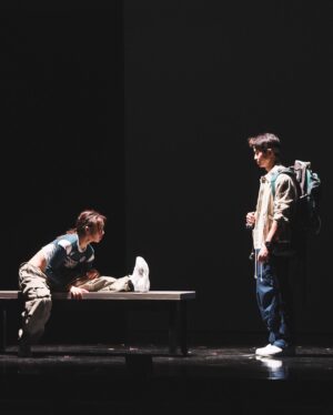 Cherry Ngan Instagram - 主演公演的舞台劇，我的第一次。

Jackie——外剛內柔，讓人心疼，卻永遠在心疼別人的深情女孩。

沒想到《狂舞派》拐杖舞會真實發生，但那段舞確確實實是我自己爭取創作的。那代表Jackie的堅持與自我實現，也是我對Jackie的堅持和實現。雖然越後期我的膝傷有加劇，以致動作一直改動，但我希望在膝傷的情況下依然讓Jackie達到，甚至超越她本來的力度與幅度——希望大家有感受得到。

受傷後也想到給Jackie一句首尾呼應的「我會喺度，直到我等到你為止」。行動不便，那就以言語表達她對FEEL的詮釋——重新單純地相信愛，單純地愛自己；也是在echo與許樂初見面時，他跪下說的那句：「我會跪喺度，直到你應承我為止」，雖然當時他只是半玩半追另一位女孩。

感謝這次機會，讓我與導演、許樂、Cherie、Ricky/老闆與所有台前幕後一同尋找了很多好玩的可能；也因這次經驗，我深刻體會到，一名演員，真的就如運動員一樣，身心都要異常強大，才能背負不為人知的傷患與壓力，每日哭過後繼續調整心態，專注應對高強度演出。

用了好些天，身體狀況大致恢復過來，膝傷仍在努力康復中，身心仍在調整中。完show第四天依然會回想Jackie的更多可能。希望入場看過《百分百感覺2024》的觀眾，會喜歡這次卓靈與團隊努力帶來的Jackie。

#百分百感覺2024 #Jackie