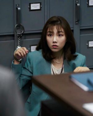 Cherry Ngan Instagram - 1996年，
初出茅廬，從未遇過槍案的文員，
II內部調查科警司助理Maggie。

#談判專家 #CrisisNegotiators