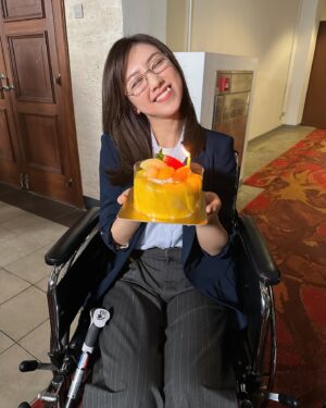 Cherry Ngan Instagram - 受傷教會我一件事：

「要很努力  才看起來毫不費力」
這個道理要秉持

但更重要的  是示弱的能力🥲

其實我只是個熱愛演戲的弱質女流🥲
各位新年快樂！身體健康！
明年見！🤣🤙🏻🤍

#感謝我也是劇組為我補祝生日🤍
#我也是 #MeToo