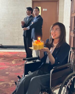 Cherry Ngan Instagram - 受傷教會我一件事：

「要很努力  才看起來毫不費力」
這個道理要秉持

但更重要的  是示弱的能力🥲

其實我只是個熱愛演戲的弱質女流🥲
各位新年快樂！身體健康！
明年見！🤣🤙🏻🤍

#感謝我也是劇組為我補祝生日🤍
#我也是 #MeToo