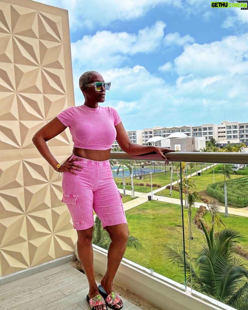 Cheryl 'Coko' Gamble Instagram - Pretty in pink in these Cancun streets. 💗💗💗@cancun #mexico