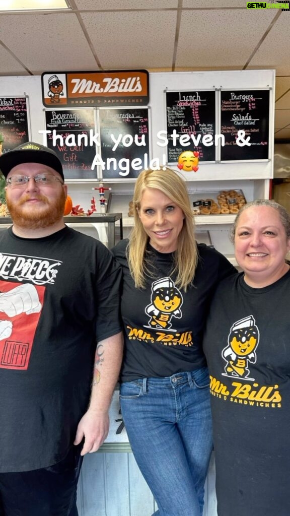 Cheryl Hines Instagram - Made a trip to Mr. Bill’s donuts this morning with Cracklin Rosie 🍩 Thanks Steven for wearing your Kennedy hat every day! It was great meeting you & your mom 🥰🥰 #donuts #mrbillsdonuts #lovemymom #kennedy24