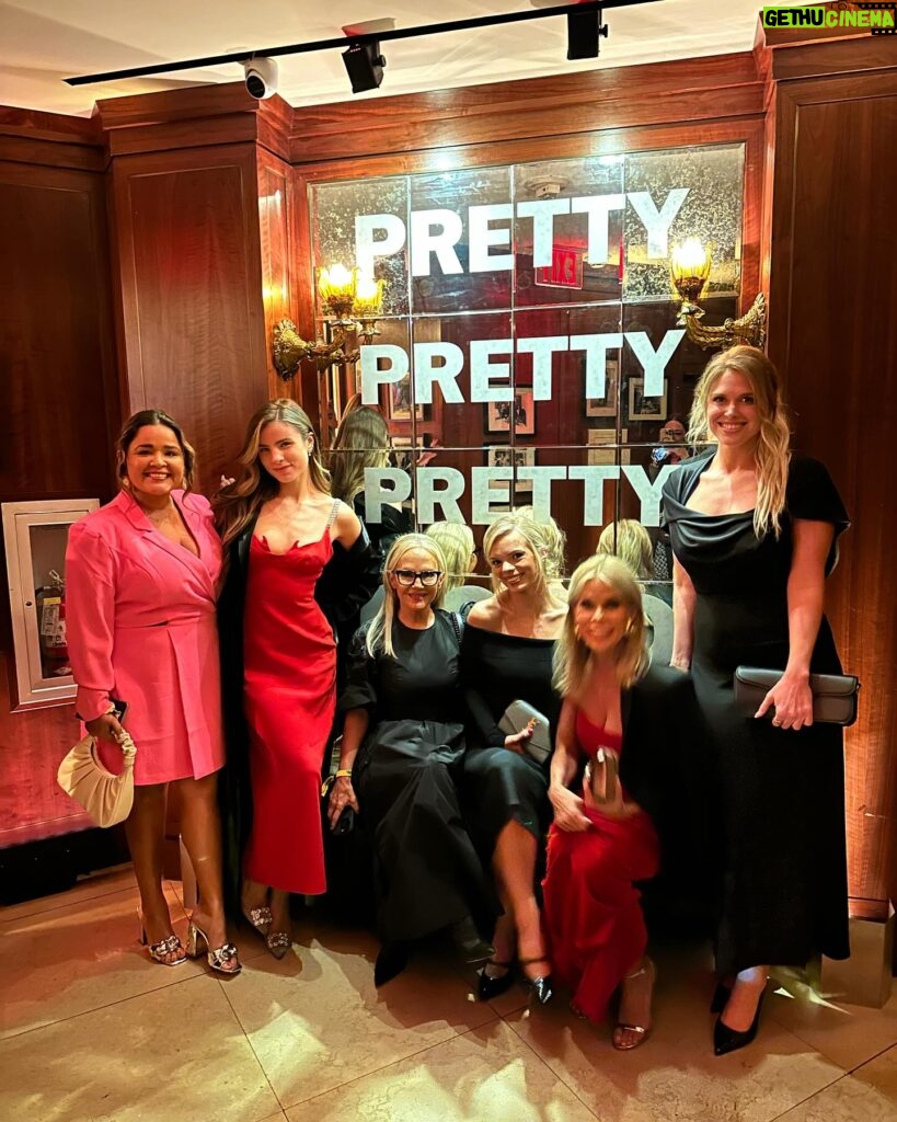 Cheryl Hines Instagram - Curb Premiere moments. 💛. Bobby III, Amaryllis, Kick, Rachael, Kailey, Cat, Bobby, Giulia, Conor 💛... And scroll for Alex in hot pink. 💛 Stylist: @jessicamulroney Make up : @patrickdefontbrune Hair : @charles_dujic Dress : @alexperryofficial Shoes : @dolcegabbana Skincare: @hinesandyoung #curbyourenthusiasm #redcarpet #family #alexperry #straplessredvelvet #hinesandyoung.