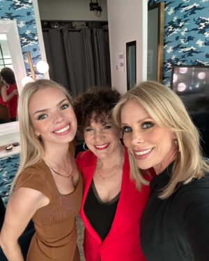 Cheryl Hines Instagram - Well, well, well. Look who's going to be on Watch What Happens Live tonight! Andy, Susie and talk all things Curb, gossip & Reality. 😳😊♥️ And Cat might just pop in to say hi ⭐️ (and a little something to make my legs looks good on the show🌸)
#susieessman #curbyourenthusiasm #watchwhathappenslive  #bts #andycohen