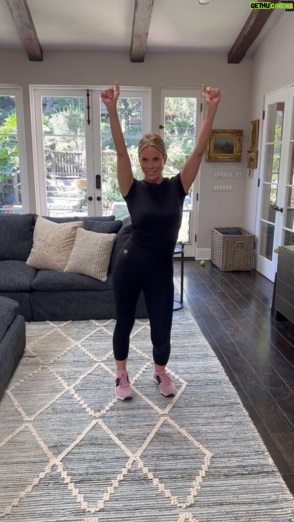 Cheryl Hines Instagram - Friday Fitness test... this wasn't too bad, right?! 💪😜 #fitnesstest #friyay #weekendvibes