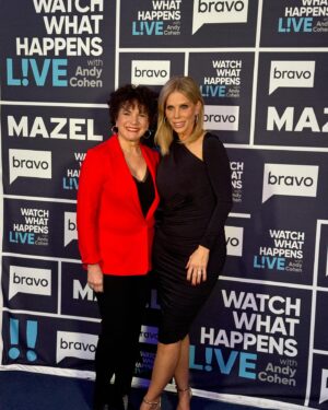 Cheryl Hines Instagram - Well, well, well. Look who's going to be on Watch What Happens Live tonight! Andy, Susie and talk all things Curb, gossip & Reality. 😳😊♥️ And Cat might just pop in to say hi ⭐️ (and a little something to make my legs looks good on the show🌸)
#susieessman #curbyourenthusiasm #watchwhathappenslive  #bts #andycohen