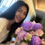 Cheryl Yang Instagram - 今年我的生活有了一個新身分，就是成為2024巴黎萊雅品牌肌膚代言人🌹 雖然有點不好意思(?)，這幾年有關保養這題～真的被問到連我自己都還挺滿意的！ 早期我皮膚超級多的狀況，閉鎖性粉刺、角質層厚、粗糙、容易曬黑、膚色暗沉通通都有，每天都在少女的祈禱不要再長痘🥺後來為了更有自信與人面對面、四目相交，我下定決心要把皮膚這事好好搞定！ 清潔是第一步，把粉刺清乾淨，去掉老廢角質，這樣才能在後續好好吸收最適合膚質的保養品、保濕及緊緻是我保養的兩大重點！基本上有這兩功能的我都愛～ 其實保養就好像我們知道要挑漂亮的衣服穿，挑美味的食物吃，潛意識裡我們是在愛自己，因為知道唯有夠認真以待，生活才會更美更好😍 何其幸運！謝謝L’Oreal Paris巴黎萊雅愛我～從年輕時到現在都愛用的保養品，推薦給大家，後面還有更多有關保養的分享～希望你們喜歡😘 @lorealparis #因為我值得