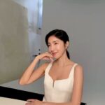 Cheryl Yang Instagram - 今年我的生活有了一個新身分，就是成為2024巴黎萊雅品牌肌膚代言人🌹 雖然有點不好意思(?)，這幾年有關保養這題～真的被問到連我自己都還挺滿意的！ 早期我皮膚超級多的狀況，閉鎖性粉刺、角質層厚、粗糙、容易曬黑、膚色暗沉通通都有，每天都在少女的祈禱不要再長痘🥺後來為了更有自信與人面對面、四目相交，我下定決心要把皮膚這事好好搞定！ 清潔是第一步，把粉刺清乾淨，去掉老廢角質，這樣才能在後續好好吸收最適合膚質的保養品、保濕及緊緻是我保養的兩大重點！基本上有這兩功能的我都愛～ 其實保養就好像我們知道要挑漂亮的衣服穿，挑美味的食物吃，潛意識裡我們是在愛自己，因為知道唯有夠認真以待，生活才會更美更好😍 何其幸運！謝謝L’Oreal Paris巴黎萊雅愛我～從年輕時到現在都愛用的保養品，推薦給大家，後面還有更多有關保養的分享～希望你們喜歡😘 @lorealparis #因為我值得
