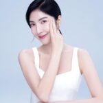 Cheryl Yang Instagram - 今年我的生活有了一個新身分，就是成為2024巴黎萊雅品牌肌膚代言人🌹 雖然有點不好意思(?)，這幾年有關保養這題～真的被問到連我自己都還挺滿意的！ 早期我皮膚超級多的狀況，閉鎖性粉刺、角質層厚、粗糙、容易曬黑、膚色暗沉通通都有，每天都在少女的祈禱不要再長痘🥺後來為了更有自信與人面對面、四目相交，我下定決心要把皮膚這事好好搞定！ 清潔是第一步，把粉刺清乾淨，去掉老廢角質，這樣才能在後續好好吸收最適合膚質的保養品、保濕及緊緻是我保養的兩大重點！基本上有這兩功能的我都愛～ 其實保養就好像我們知道要挑漂亮的衣服穿，挑美味的食物吃，潛意識裡我們是在愛自己，因為知道唯有夠認真以待，生活才會更美更好😍 何其幸運！謝謝L’Oreal Paris巴黎萊雅愛我～從年輕時到現在都愛用的保養品，推薦給大家，後面還有更多有關保養的分享～希望你們喜歡😘 @lorealparis #因為我值得