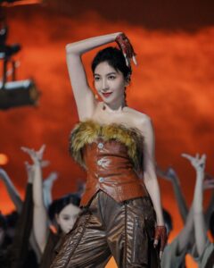 Cheryl Yang Instagram - 很難，但很爽的第一個舞台🔥 #乘風2024 #浪姐
