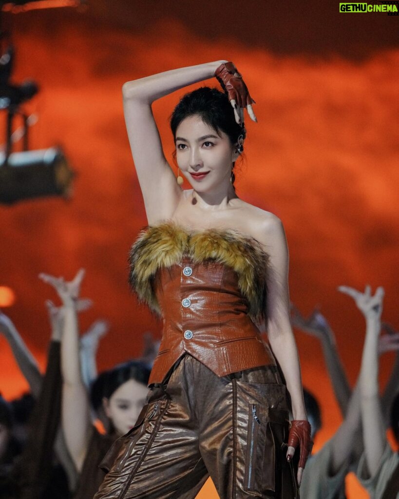 Cheryl Yang Instagram - 很難，但很爽的第一個舞台🔥 #乘風2024 #浪姐