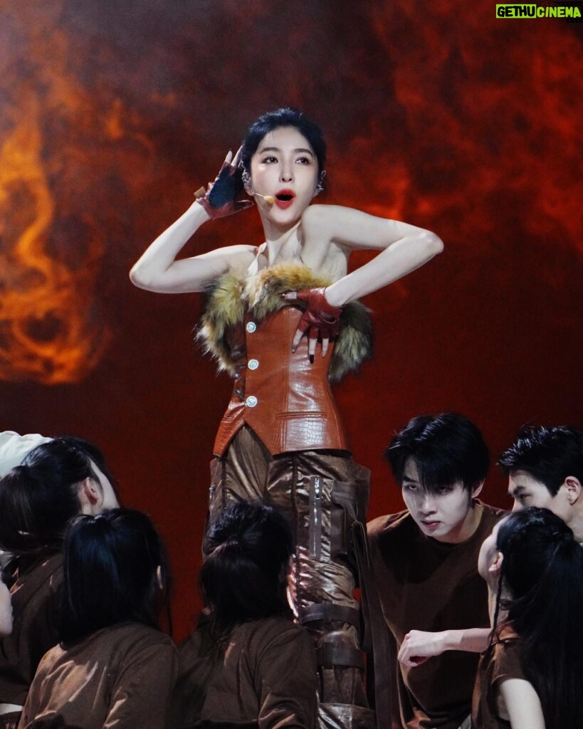 Cheryl Yang Instagram - 很難，但很爽的第一個舞台🔥 #乘風2024 #浪姐