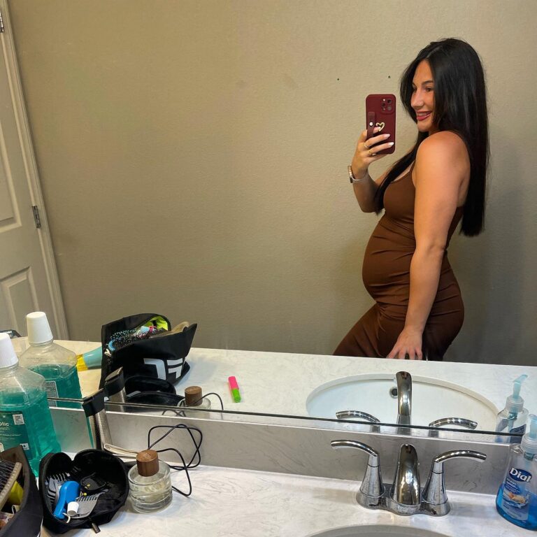 Cheyanne Buys Instagram - 28 weeks today✨ I am really proud of myself for maintaining my fitness as much as I can during the past 7 months for my first pregnancy. I’ve enjoyed a small babymoon vacation these past few weeks. But it’s time to go home and prepare for my boy to be welcomed into this world very soon 🫶🏼