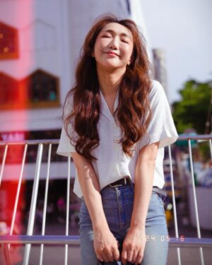 Chia-Chen Hsieh Instagram - -
「今天的你，有比昨天更好嗎？」

每個人都有自己時區、自己的步調
在羨慕別人的同時
一定也有羨慕你特質的人

今天看到最喜歡的一句話
🔺《每天進步一點點，十年後讓人追不上。》

即使前進的很慢
但堅持每天向上一點點
時間一長，也會是意想不到的高度！

保持愉悅的心情、不要停止學習
那種改變，自己可能察覺不到
但散發出來的，是騙不了人的☺️

📷 @amy_vul3aup3 

#positive #mood #like #photography #photooftheday #photo #photogram #progress